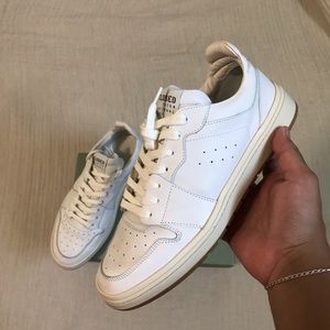 CLOSED leather low top white sneakers.